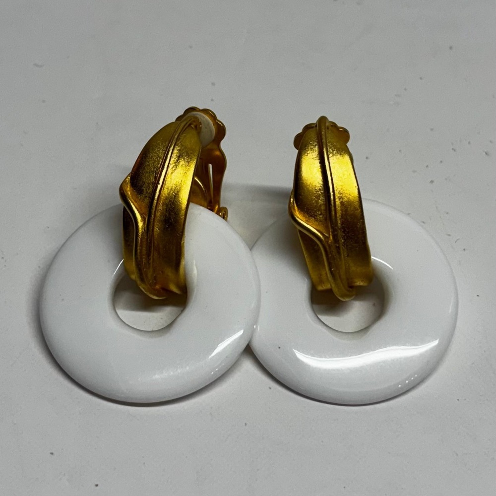 Vintage Norma Jean Gold Tone White Resin Hoop Donut Clip On Earrings A22